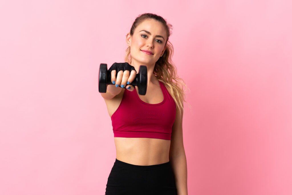 Mujer entrenando con mancuerna